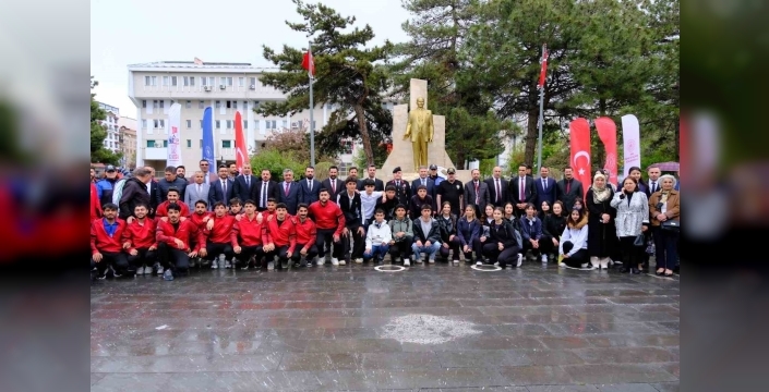 Van’da 19 Mayıs kutlamaları çelenk sunma töreniyle başladı