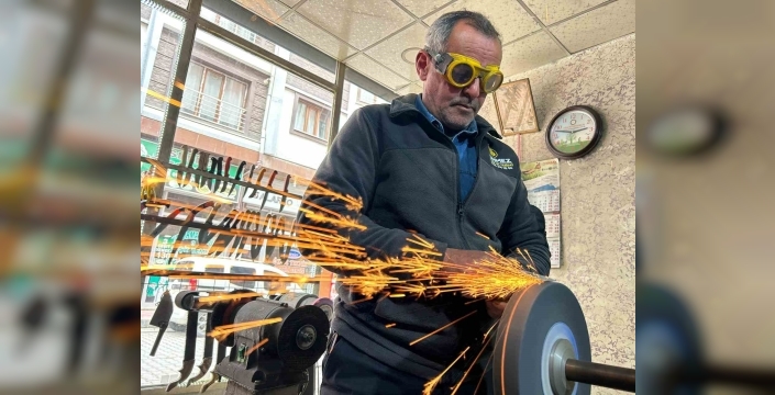 Van’da bıçak bileme ustalarının yoğun bayram mesaisi