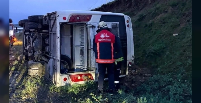 Van’da emniyet personelini taşıyan midibüs devrildi: 4 yaralı