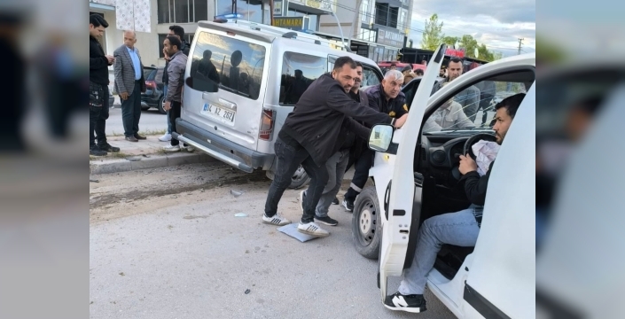 Van’da kamyonetler çarpıştı: 3 yaralı