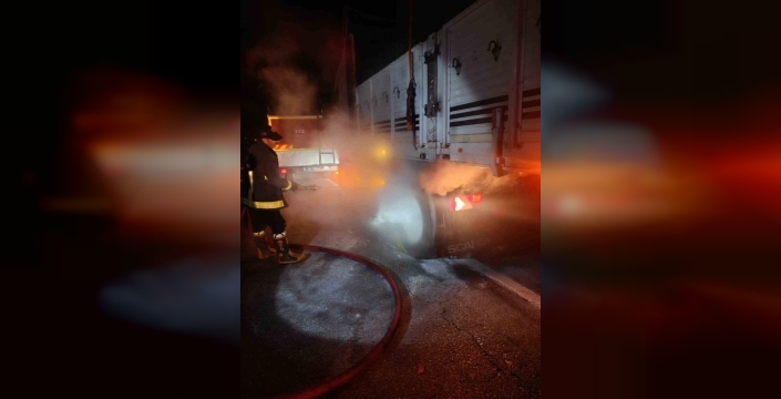 Van’da seyir halindeki tırın lastikleri yandı