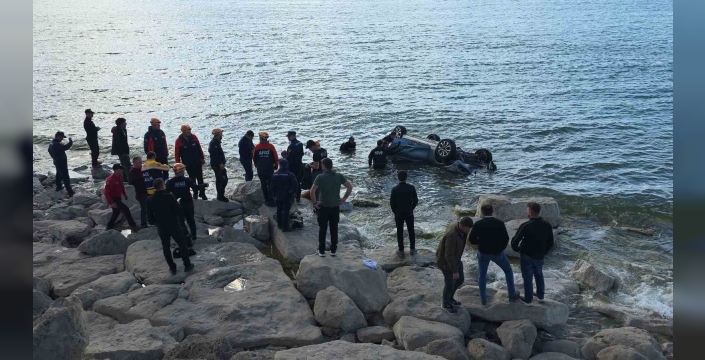 Van Gölü’ne uçan otomobildeki 1 kişi yaralandı