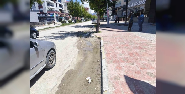 Van’ın tarihi caddesi altyapı kurbanı vatandaş ve sürücüler isyan noktasında