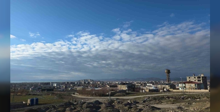 Van semalarında görsel şölen: Kümülüs bulutları ve Van Kalesi’nin muazzam uyumu