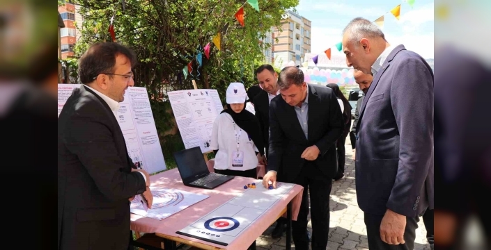 Yıl sonu sergisi şenliğe döndü