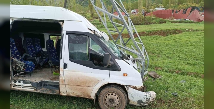 Yolcu minibüsü direğe çarptı: 11 yaralı