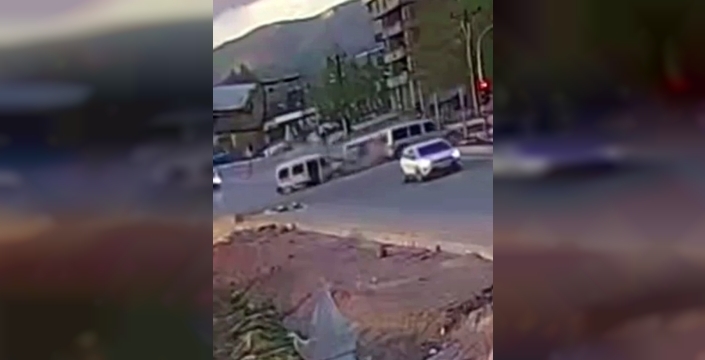 Yüksekova’da 11 kişinin yaralandığı zincirleme kaza kamerada