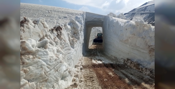 Yüksekova’da 8 metrelik kar tünelleri: İş makinesi içinde kayboldu