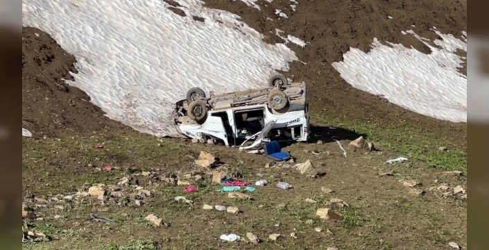 Yüksekova’da pancar işçilerini taşıyan minibüs uçuruma yuvarlandı: 1 ölü, 7 yaralı