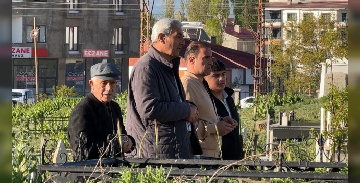 Yüksekova’da vatandaşlar bayram namazı sonrası mezarlıklara akın etti